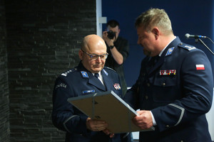Komendant Morajko przekazuje komendantowi Leśniakowi pamiątkowe tablo