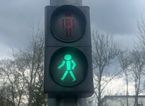 sygnalizator świetlny dla pieszych nadający kolor zielony w miasteczku rowerowym