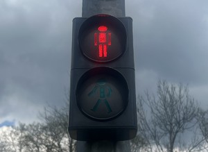 sygnalizator świetlny nadający kolor czerwony dla pieszych