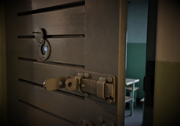 uchylone drzwi do więziennej celi