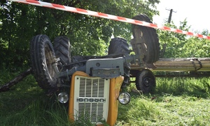 przewrócony traktor