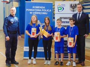III miejsce grupa młodsza obok laureatów zastępca komendanta powiatowego Policji i starosta oświęcimski