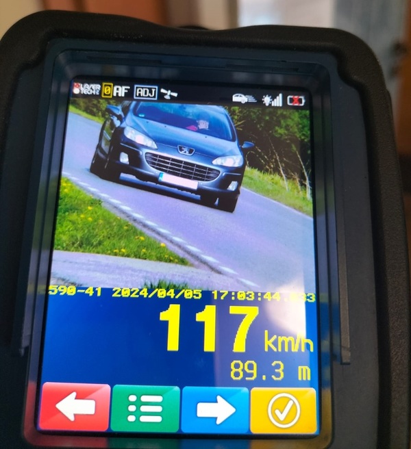 Urządzenie Trucam przedstawiające wynik dokonanego pomiaru prędkości 117 kmh pojazdu marki Peugeot
