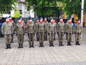 Na zdjęciu uczniowie klasy wojskowej stojący w dwuszeregu