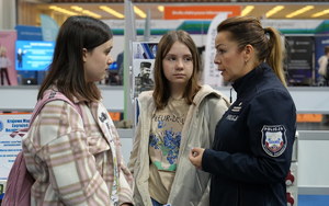 policjantka prewencji rozmawia z dwiema dziewczynami