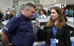 policjant udziela wywiadu wolontariuszce targów