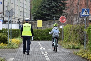 policjant oraz uczestnik konkursu na rowerze