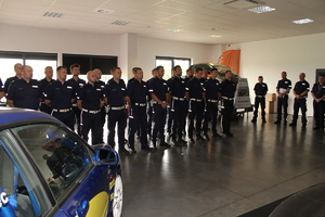 Policjanci stoją na uroczystym zakończeniu konkursu