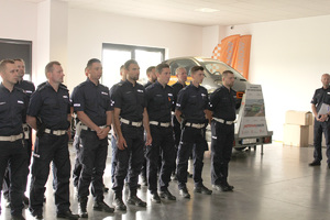 Policjanci stojący w rzędzie podczas odprawy