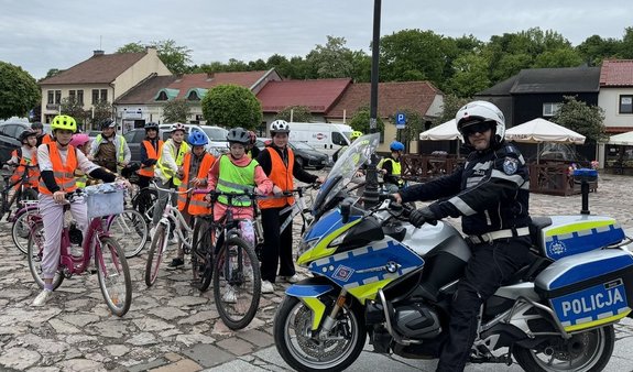 postój uczestników i motocykl policyjny