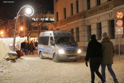 radiowozy OPP w Krakowie stojące na krupówkach