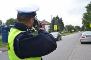 policjant ruchu drogowo z laserowym miernikiem prędkości