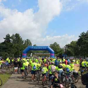 Uczestnicy Małopolska Tour na linii startu do rodzinnego rajdu rowerowego w Wadowicach