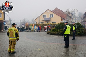 policjanci i strażacy stojący na rondzie w Makowie Podhalańśkim zabezpieczają idący z kościoła pochód