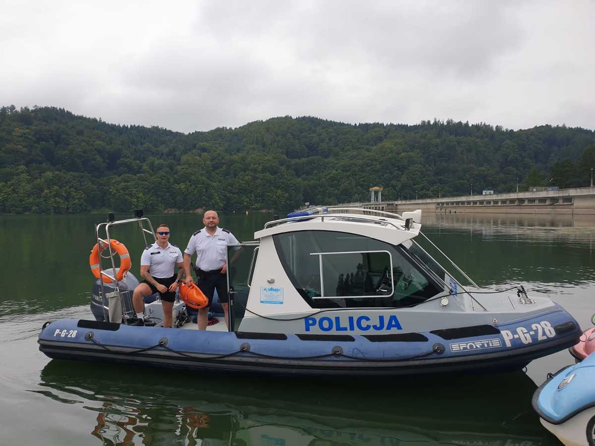 Szkwa Na Jeziorze Ro Nowskim Wywr Ci Agl Wki Policjanci