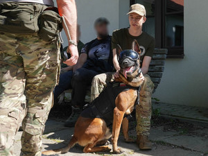 Mateusz w otoczeniu policjantów z SPKP i psa służbowego