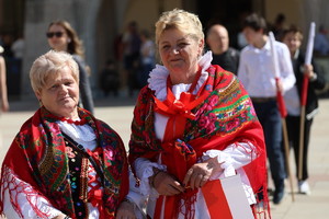 dwie starsze kobiety w historycznych strojach krakowskich pozujące na placu przed katedrą