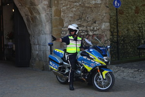 policjant na motorze pod bramą floriańską