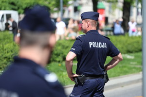 policjanci pilnujący porzadku na placu matejki
