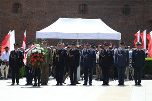 delegacja służb mundurowych idąca pod pomnik nieznanego żołnierza