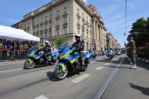 policyjne motocykle w trakcie parady