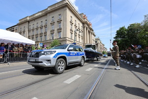 radiowóz ciągnący policyjną motorówkę na paradzie