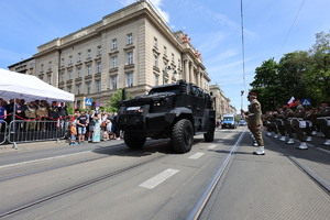 policyjny pojazd bojowy -tur na paradzie