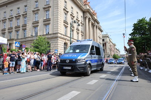 ambulans ruchu drogowego na paradzie