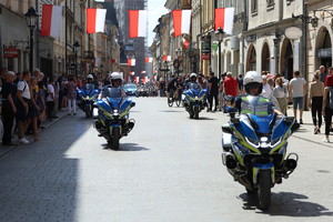 policjanci na motorach torują ruch dla uroczystego pochodu na ul. floriańskiej