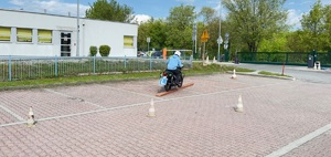 motocyklista wykonujący jedno z zadań turniejowych (2)