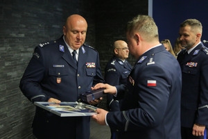Komendant Drożdżak otrzymuje pamiątkowe tablo od komendanta Morajki