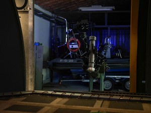 robot pirotechniczny z trzyma w uchwycie atrapę ładunku wybuchowego