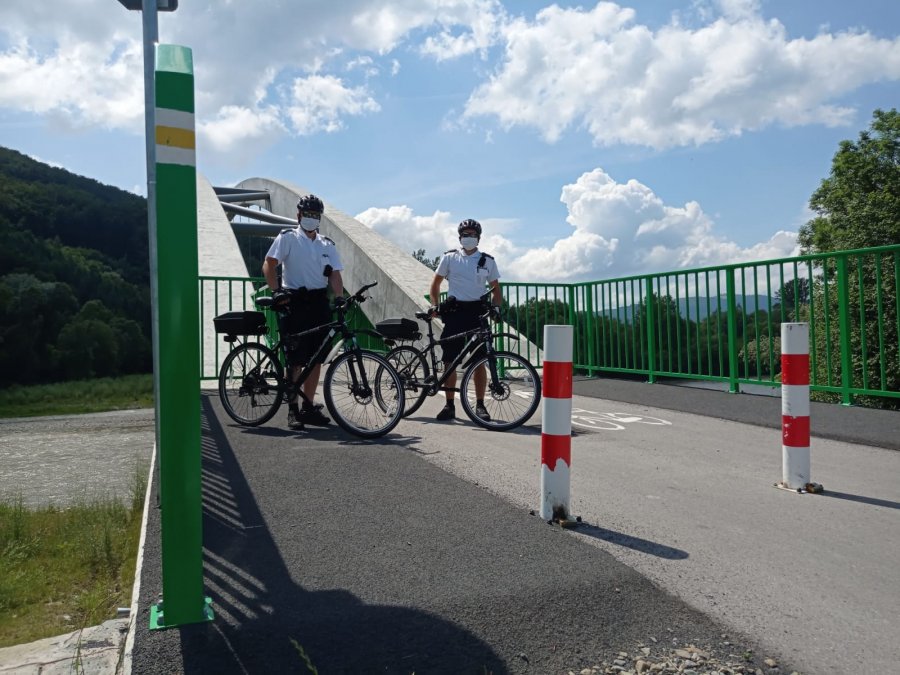 patrol rowerowy - dwóch policjantów przy moście