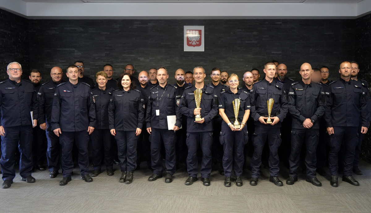 grupowe zdjęcie z organizatorami konkursu