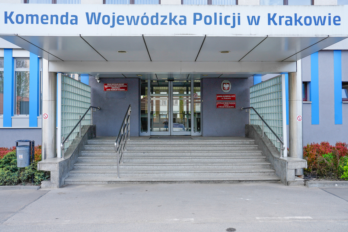 wejścia do głównego budynku Komendy