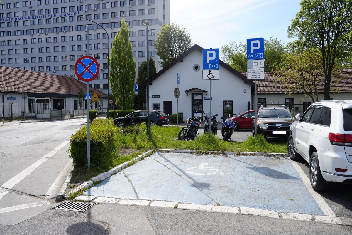 parking przed komendą