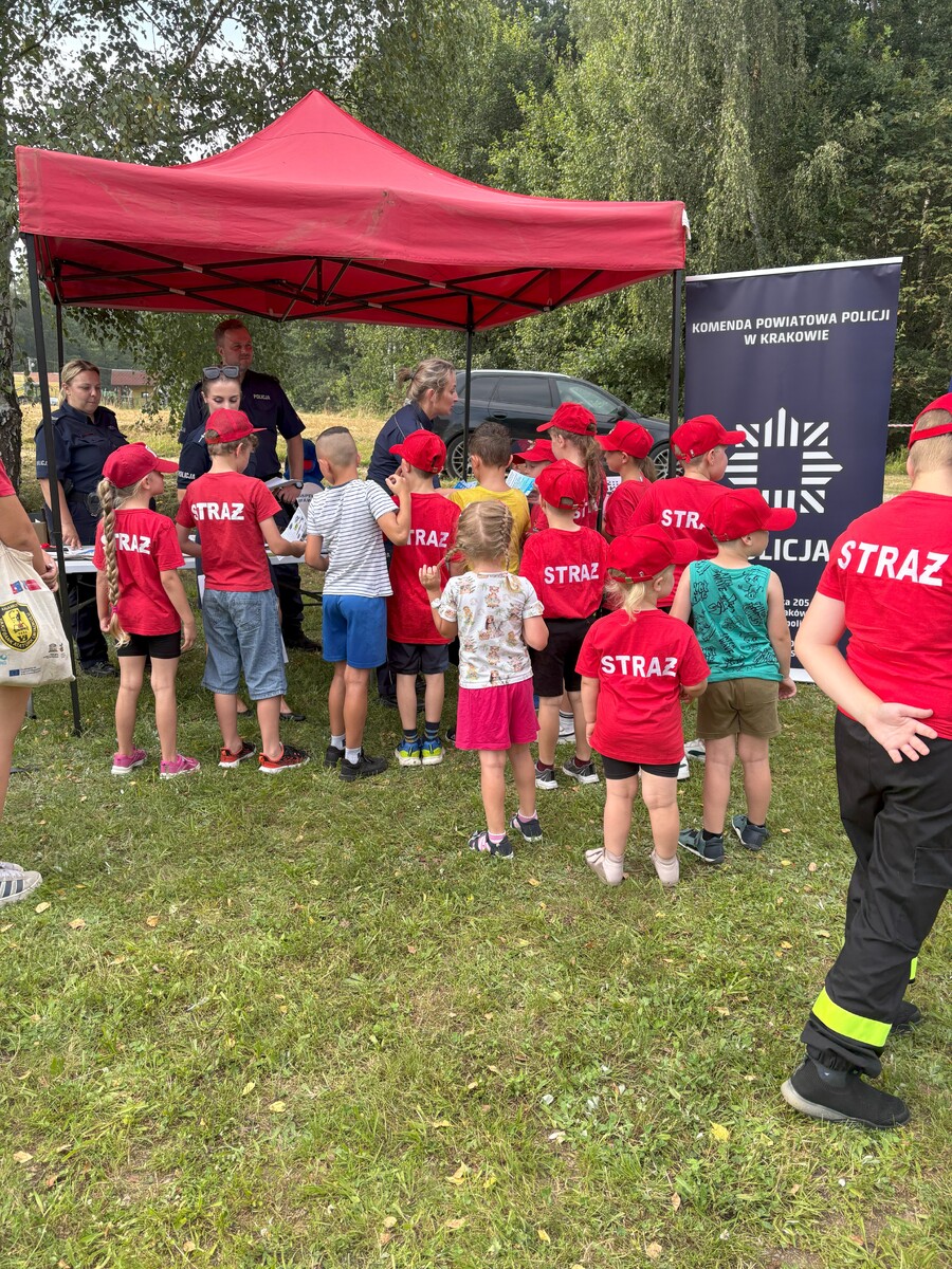 Policjanci Wydziału Prewencji KWP w Krakowie oraz KPP w Krakowie na VIII Charytatywnym Pikniku Rodzinnym w Zalasiu