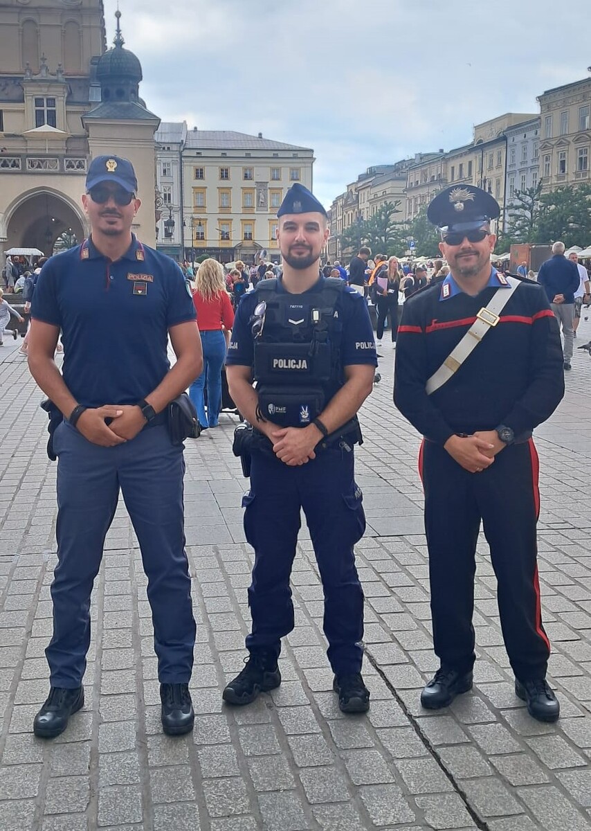 Zastępca Komendanta Miejskiego Policji w Krakowie podziękował parze włoskich policjantów za wspólne patrole na terenie miasta