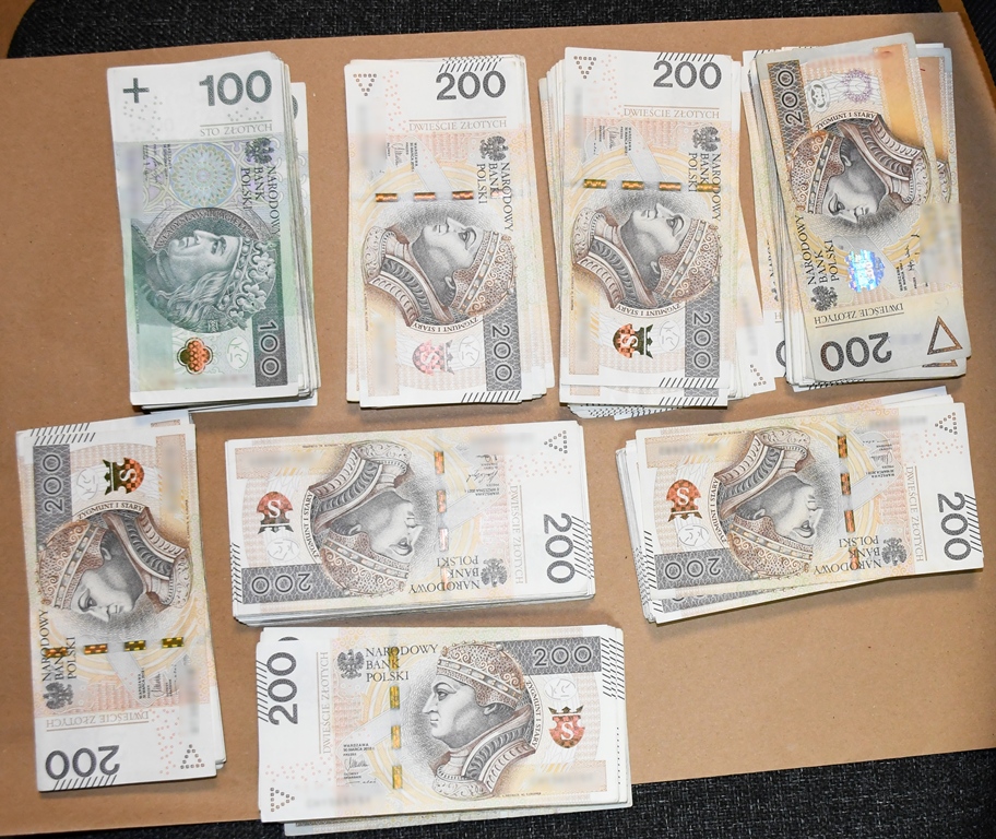 Policjanci zatrzymali oszusta i odzyskali pieniądze wyłudzone od mieszkańca Sądecczyzny