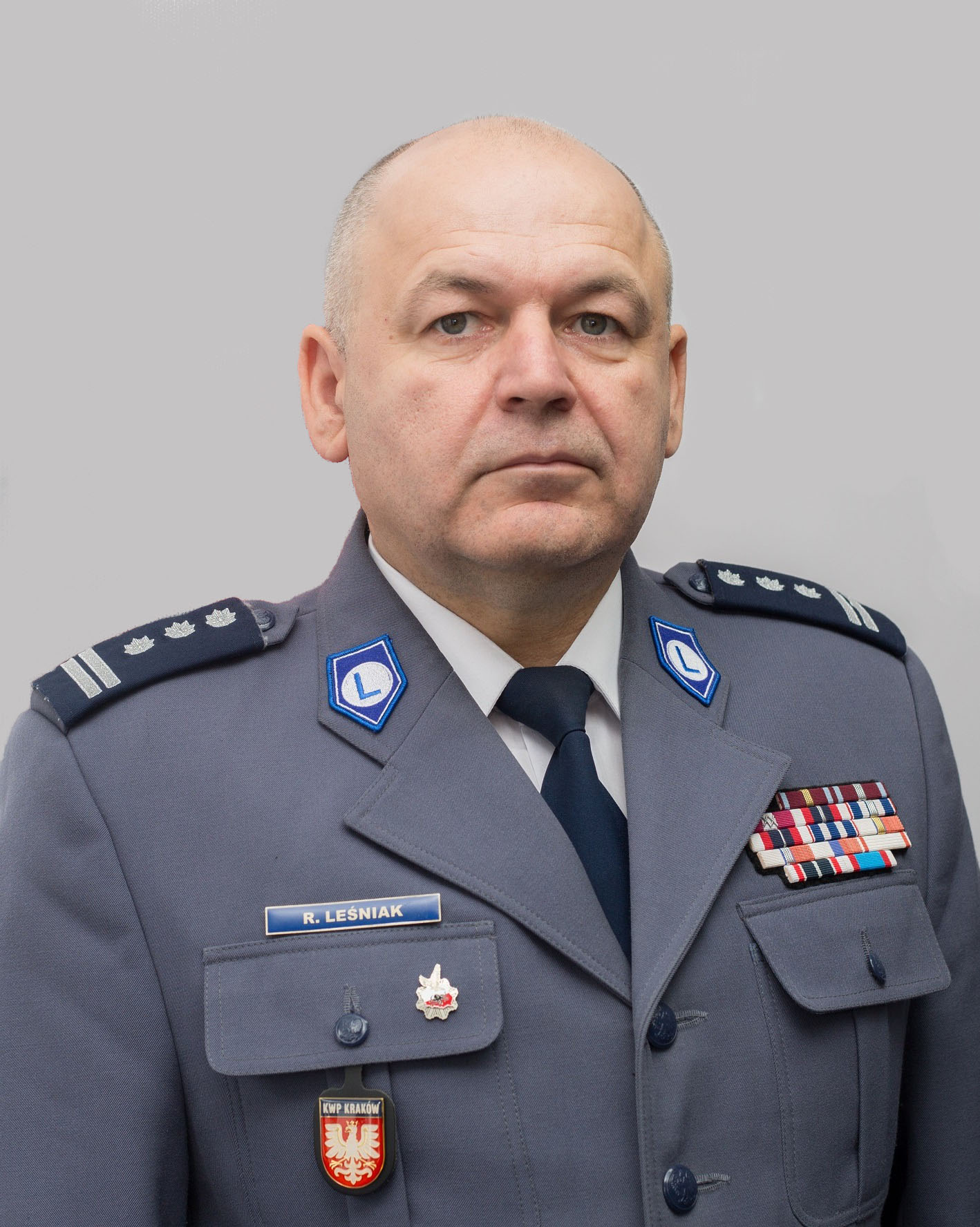 Zdjęcie mężczyzny w średnim wieku mundurze galowym. Inspektor Rafał Leśniak