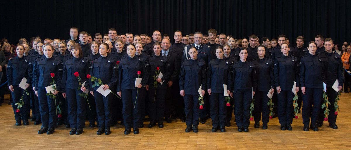 zdjęcie grupowe nowych policjantów z Komnednatem Wojewódzkim i Wojewodą
