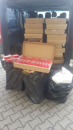Bagażnik auta dostawczego wypełniony kartonami z papierosami