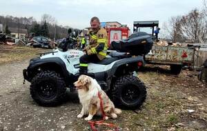 strażak na quadzie i pies tropiący