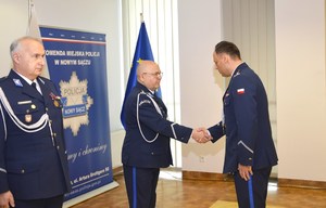 Komendant Leśniak gratuluje Komendantowi Dymurze