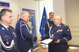 komendant Leśniak gratuluje Komendantowi Bukańskiemu