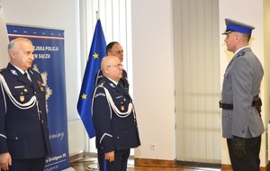 dowódca uroczystości składa meldunek Zastępcy KWP w Krakowie na zakończenie uroczystości