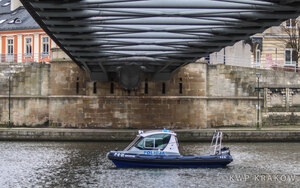 Policyjna motorówka przepływająca pod kładką