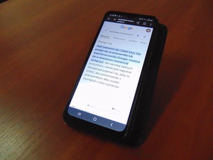 KPP Oświęcim. Oszustwo na pracownika Google, telefon z opisem na ekranie