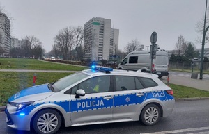 radiowóz oznakowany i mobilne centrum monitoringu w rejonie ul. Piastowskiej w Krakowie