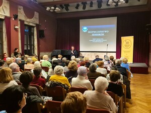 Zastępca KMP w N. Sączu rozpoczyna prelekcję, w sali seniorzy przybyli na spotkanie